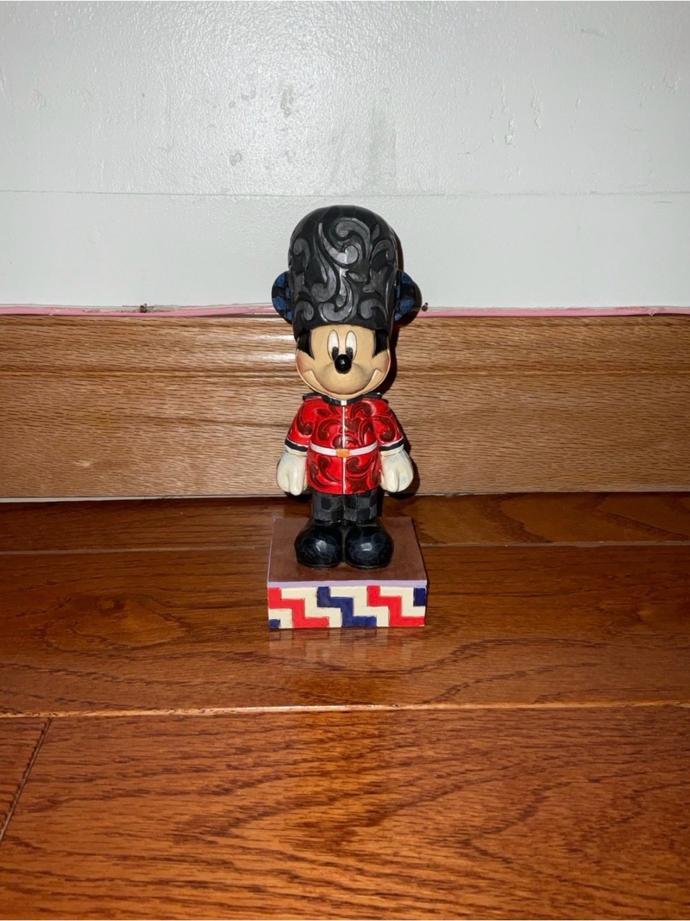 RARE JIM SHORE - DISNEY - MICKEY MOUSE “GREETINGS FROM ENGLAND” FIGURINE